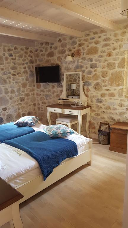 Vetilios Lithos Boutique Hotel Néon Oítilon Exteriör bild